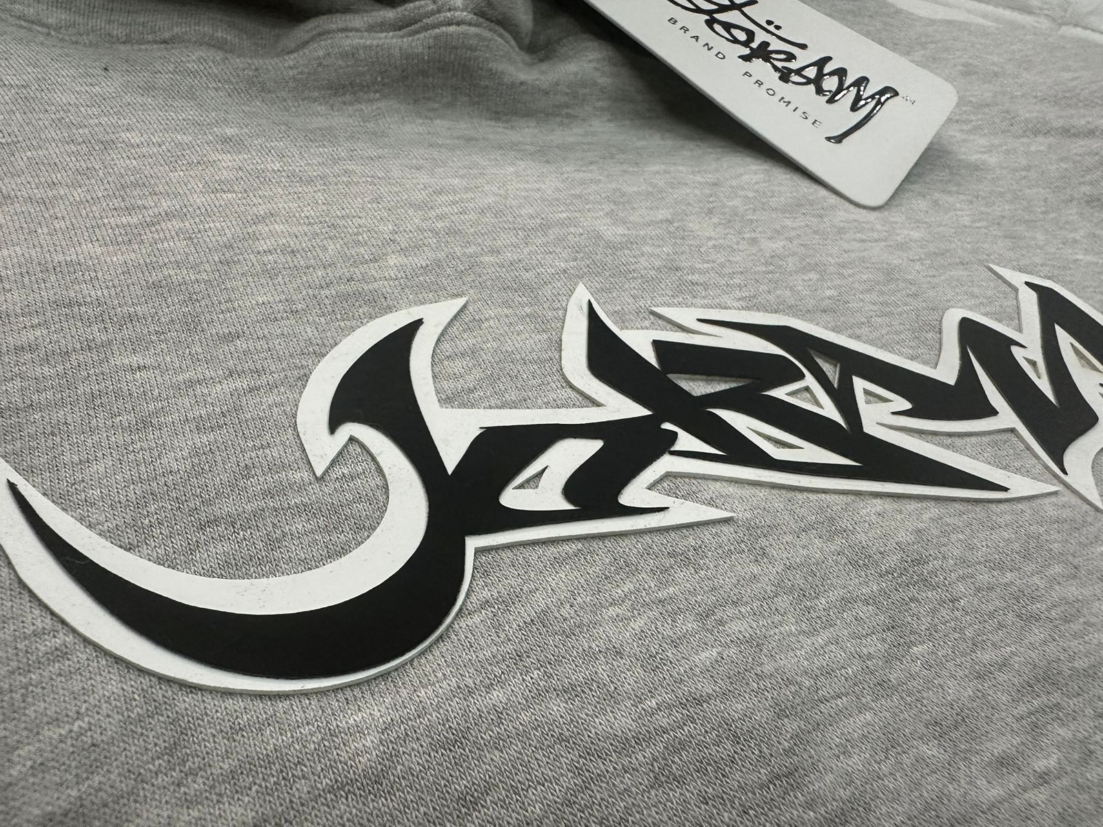 buzo hoodie urb x curva gris melange