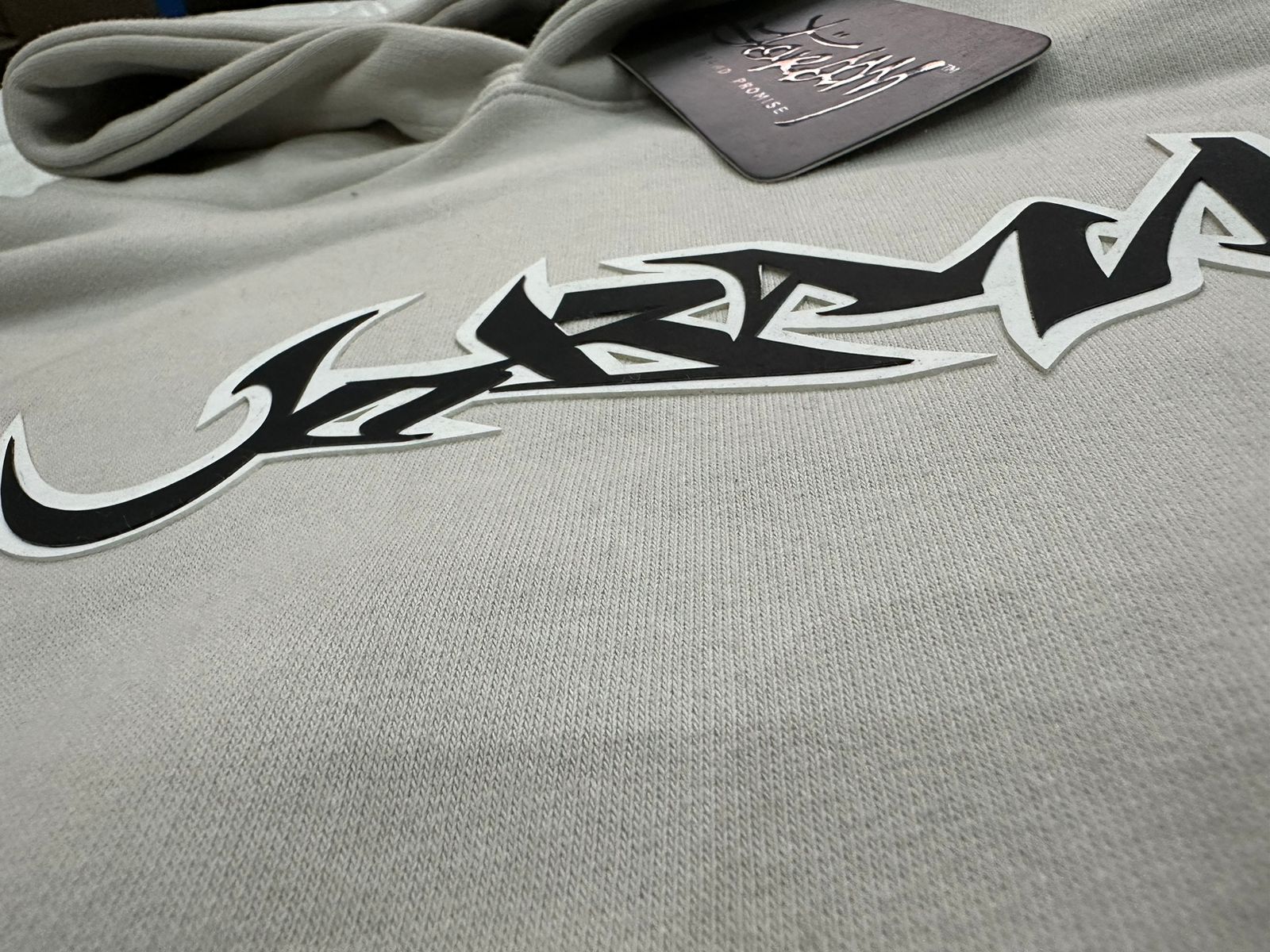 buzo hoodie urb x curva crema